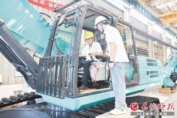 西安股票配资平台 郝博士专注研发好给力 | 党旗在基层一线高高飘扬